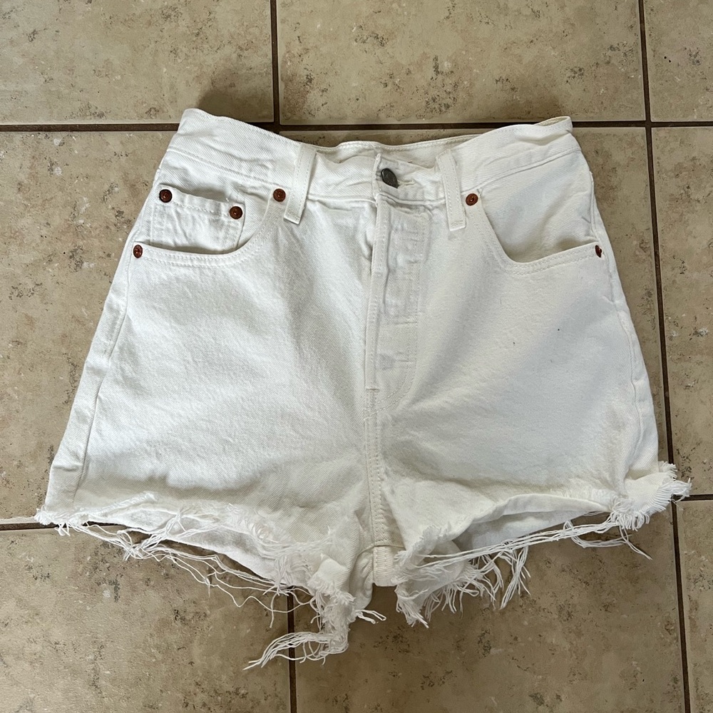 White high waisted Levi’s ribcage jean shorts
